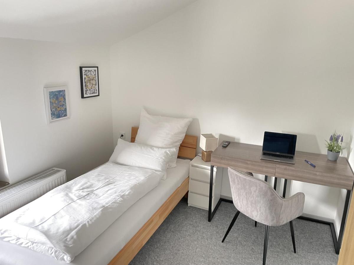Hotel-Am-Bahnhof Stuttgart-Дітцинґен Номер фото