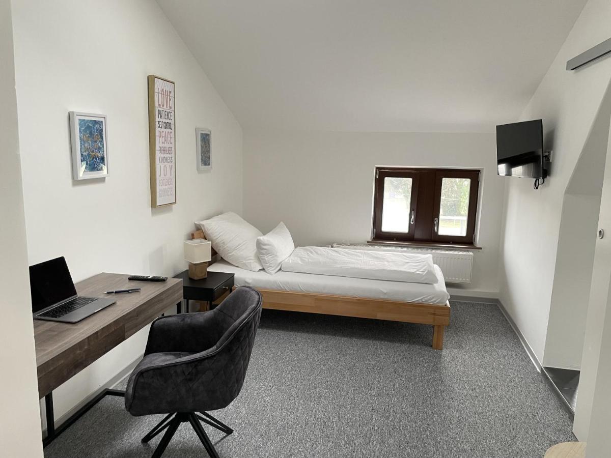 Hotel-Am-Bahnhof Stuttgart-Дітцинґен Номер фото